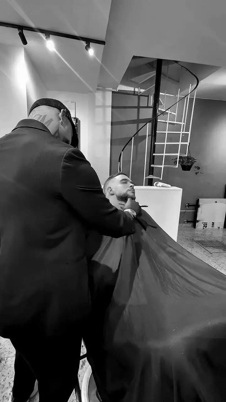 Barba feita na navalha pelo barbeiro Jhovane Carvalho