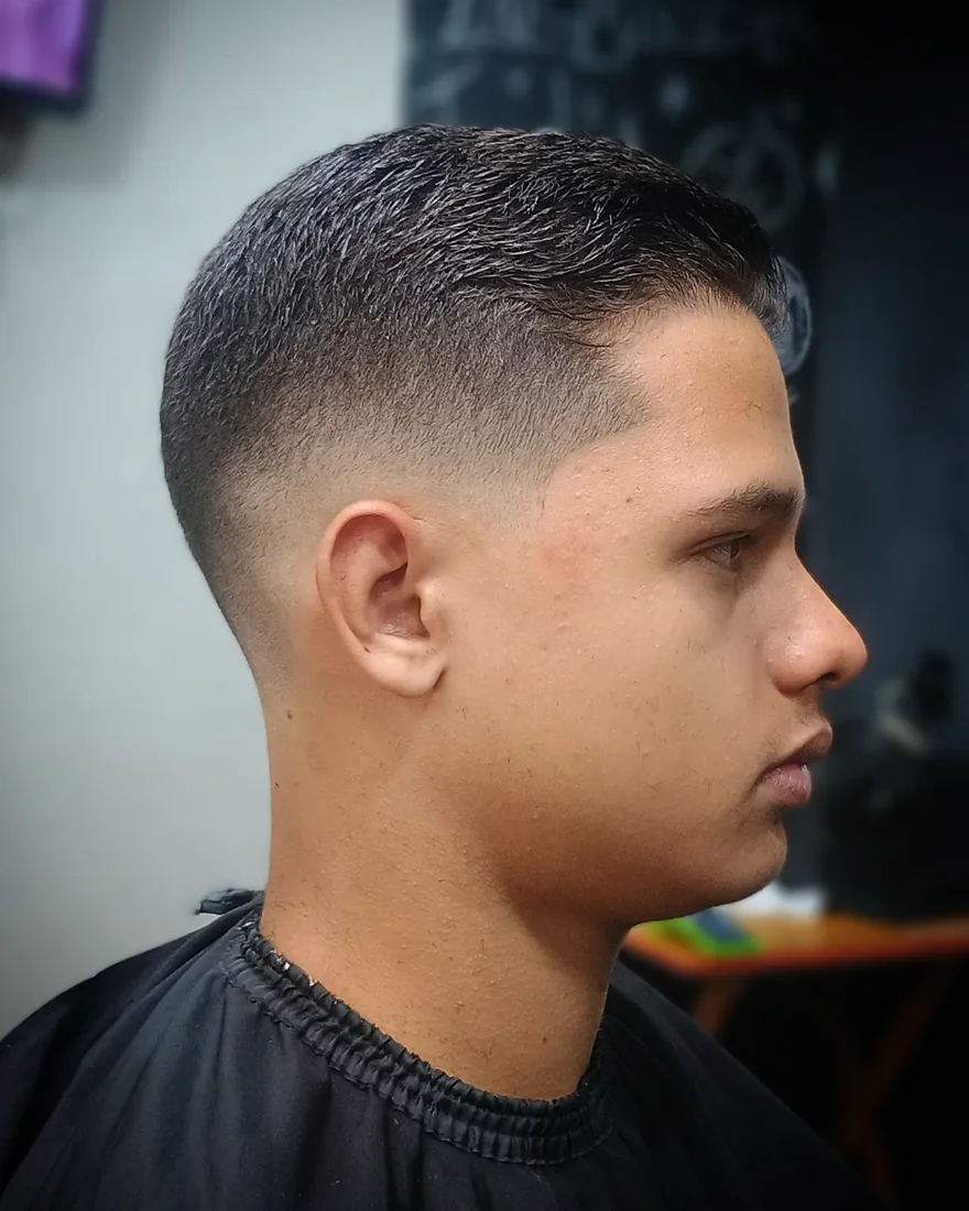 Mid fade feito na Barbearia Carvalho, Niterói