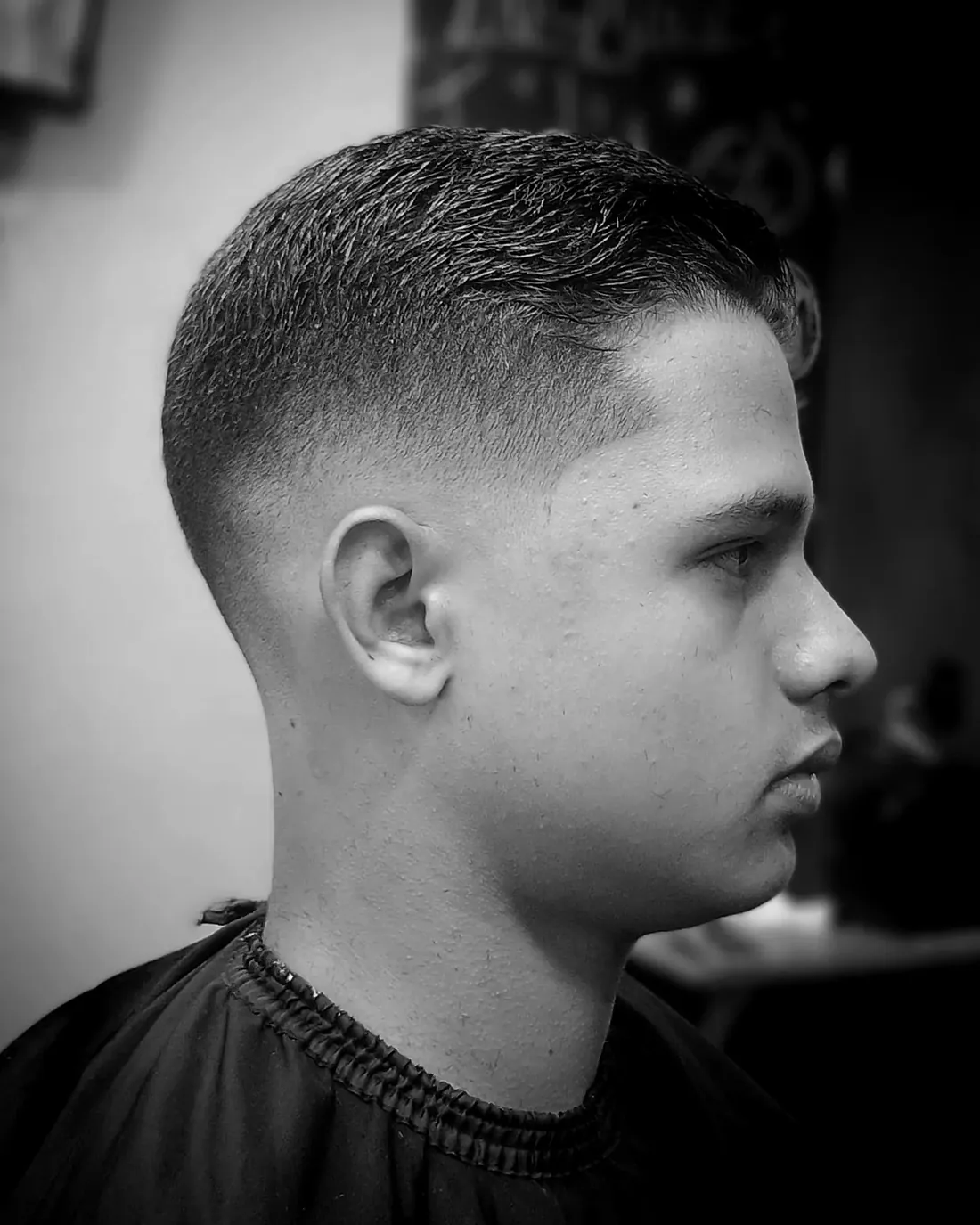Mid fade com risca na navalha, Barbearia Carvalho, Niterói