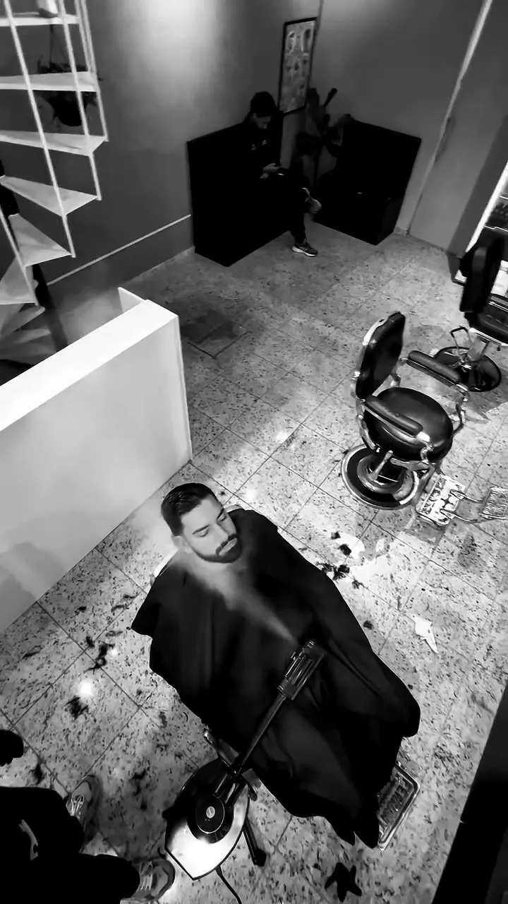 Corte penteado para trás com barba cheia